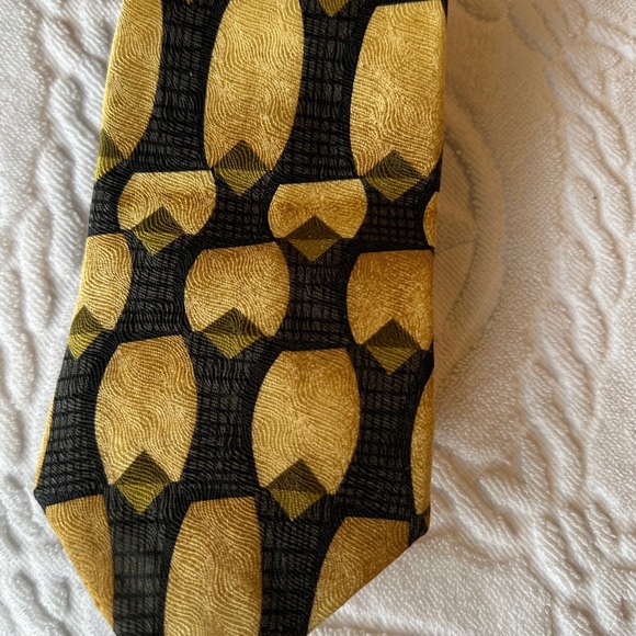 Elegant Yellow and‎ Black Men's Tie Made in USA 100% imported silk - Picture 3 of 7